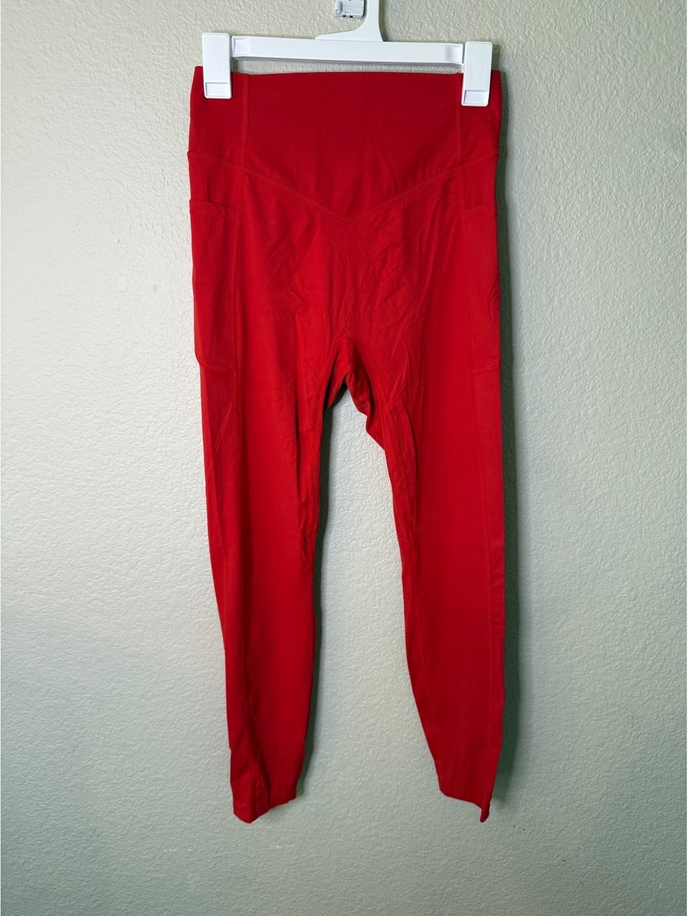 Halara Medium 7/8 Butt scrunch and lift, tummy control, side pocket red legging